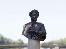 Kini-Denkmal auf der Corneliusbruecke