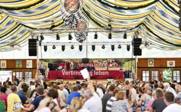 Flughafen München versteigert Fundsachen beim Siedlerfest Karlsfeld